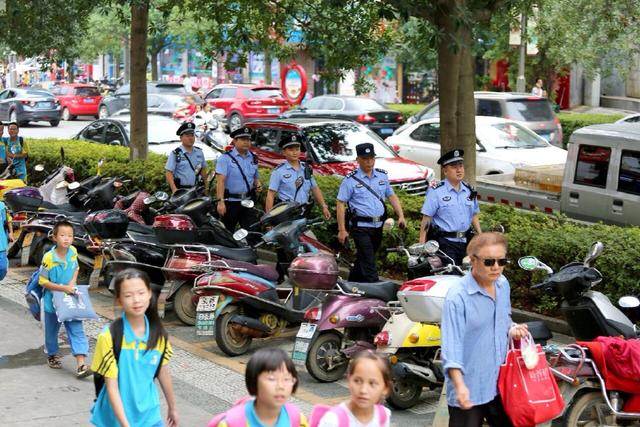 韶山街头武装巡逻常态化 公安局长带队上街巡逻